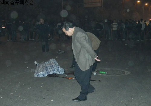 大三女生被车撞死 数百学生排人墙护尸