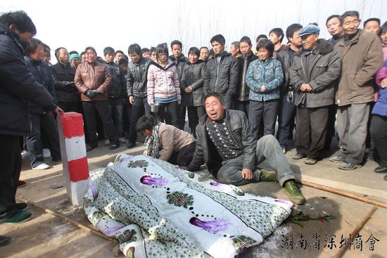河南洛宁官员撞死5名少年 死者各获赔23万元