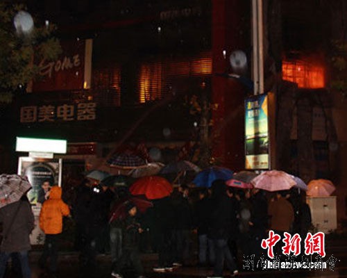 浙江金华商场大火控制 基本确定无人员伤亡(图)