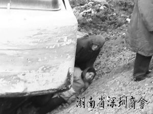 居民阻止强制施工被碾死?(组图)