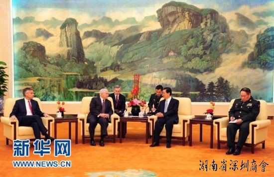 1月11日,中国国家主席、中央军委主席胡锦涛在北京会见来访的美国国防部长罗伯特·盖茨。 新华社记者 庞兴雷摄 1月11日,中国国家主席、中央军委主席胡锦涛在北京会见来访的美国国防部长罗伯特·盖茨。 新华社记者 庞兴雷摄