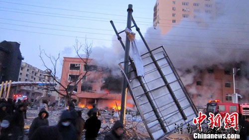 吉林主干路天然气泄露引发爆炸 多处建筑受损(图)