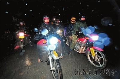 广西大批农民工千里走铁骑 冻雨加剧难度(图)