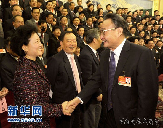 3月6日,中共中央政治局常委、全国人大常委会委员长吴邦国参加十一届全国人大四次会议广东代表团的审议。新华社记者 马占成 摄