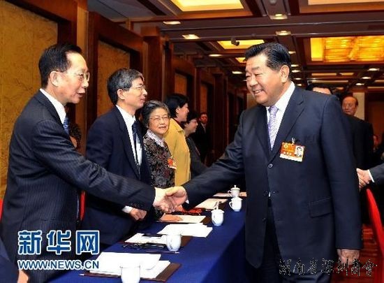 3月6日,中共中央政治局常委、全国政协主席贾庆林参加全国政协十一届四次会议民革、台盟、台联界委员联组讨论。新华社记者 王晔 摄