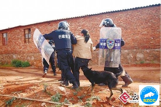 房主被带离现场 记者 周明佳 摄