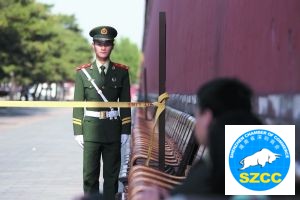 昨日,故宫北门内东侧被隔离,武警在这里站岗。5月8日,故宫内发生展品失窃事件。