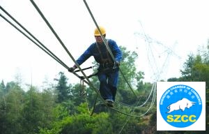 5月21日,安徽送变电公司工人在黄山黟县施工。22日,黄山电网首条500千伏超高压输电线路全线贯通,将缓解黄山地区电力需求。新华社记者