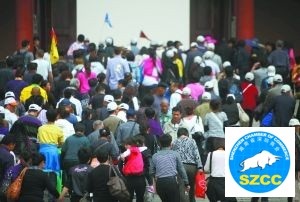 2011年4月30日,因五一小长假客流量大,故宫限流。本报资料图片