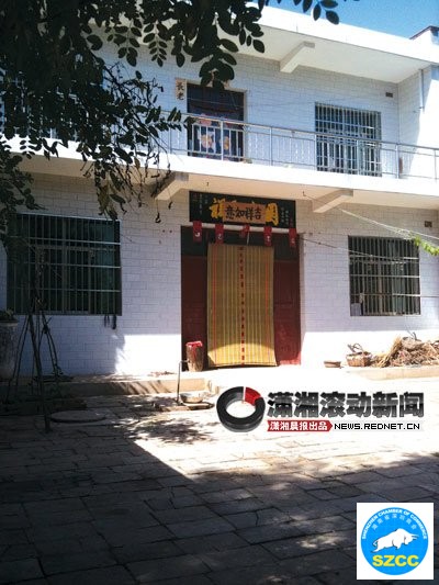 小阳家去年新盖的二层楼房,事件发生后,楼房大门竹门帘每天垂落,很少掀起。图/潇湘晨报滚动新闻记者 周清树