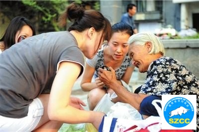 八旬老太靠卖菜过活走红 30年仅见国外儿子一面