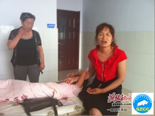 住医院的小怡离不开大人。