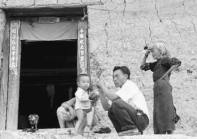 开远市平头山村,自发移民后代王文明一家。 李发兴摄
