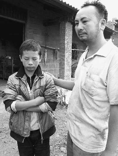 开远市马头坡村,13岁的杨天勇和父亲落泪了。 李发兴摄