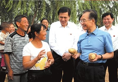 8月26日,温家宝在万全县向挖土豆的农民询问土豆产量、价格和销路。 8月26日,温家宝在万全县向挖土豆的农民询问土豆产量、价格和销路。