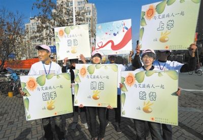 温家宝:将适当补助艾滋病感染者基本生活费 温家宝:将适当补助艾滋病感染者基本生活费