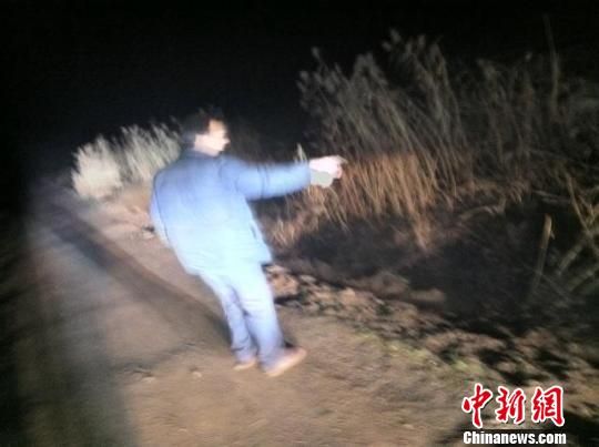 参与救援的田师傅在事故现场向记者讲述当时救人经过 朱志庚摄 参与救援的田师傅在事故现场向记者讲述当时救人经过 朱志庚摄