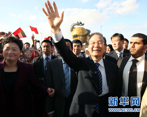 1月17日,国务院总理温家宝前往阿联酋迪拜龙城贸易城,与那里的华侨亲切交流,向他们祝贺新春。 1月17日,国务院总理温家宝前往阿联酋迪拜龙城贸易城,与那里的华侨亲切交流,向他们祝贺新春。