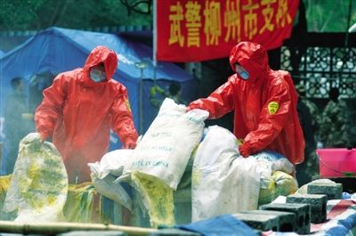 29日,广西柳州市柳城县糯米滩水力发电厂,武警战士将袋装聚合氯化铝投入水池并引入江中稀释污染水体。新华社发 29日,广西柳州市柳城县糯米滩水力发电厂,武警战士将袋装聚合氯化铝投入水池并引入江中稀释污染水体。新华社发