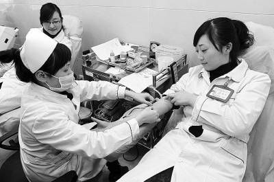 调查称国内超8成公众担心献血被牟利 调查称国内超8成公众担心献血被牟利