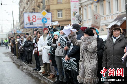 俄罗斯大选:“挺普”“反普”万人对峙莫斯科(图)