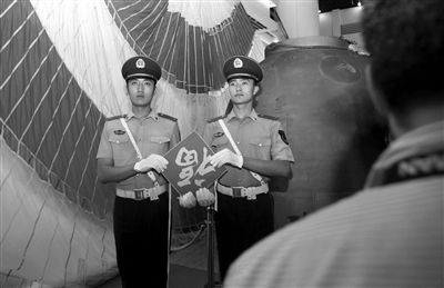 神九航天员身后福字成最受关注搭载物品(图)