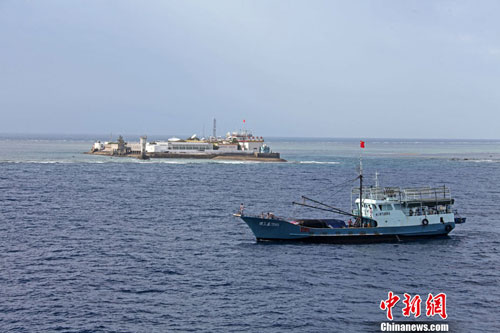 海南捕捞船队抵南沙永暑礁渔政船引导停靠锚泊点
