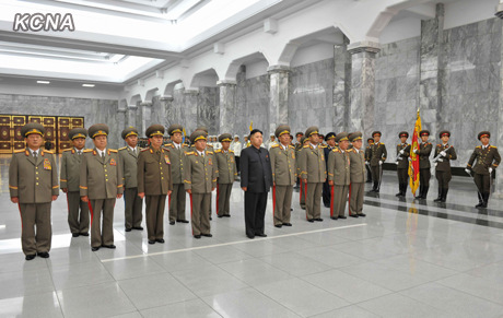 金正恩于朝鲜国庆日当日凌晨拜谒金日成遗体(图)