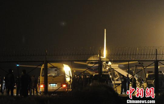南航客机因匿名恐怖信息备降兰州警车陆续离开现场