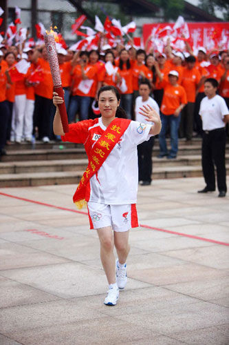 中央特批两位十八大女代表携婴儿参会(图)