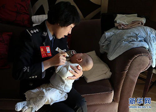 十八大现场:带孩子上会的女代表获特殊照顾